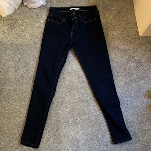 Levi super skinny dark jeggings, that stretch!